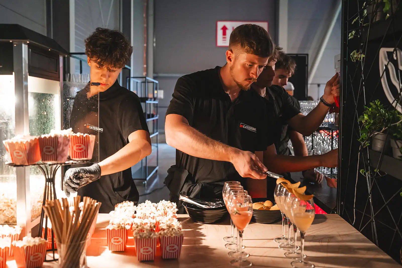 Staff, výdej welcome drinku a popcorn